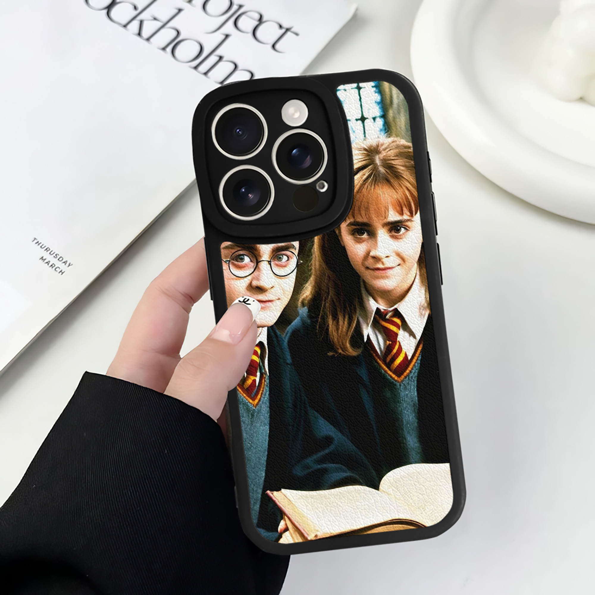 （画像用） Harry Potter ハリー・ポッターシリーズ 【iPhone 16シリーズ対応】シリコンスマホケース（レザー調） 材質：シリコン